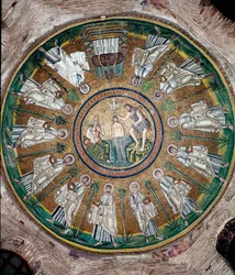 Le baptême du Christ dans le Jourdain (personnifié par le personnage à gauche) et les douze apôtres. Mosaïque de la coupole du baptistère des Ariens (Battistero degli Ariani). Ve ou VIe siècle. Ravenne, Italie