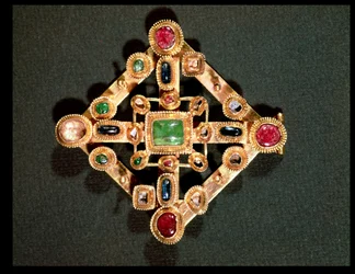 Broche en forme de croix grecque (or et pierres précieuses)
