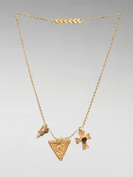 Chaîne avec deux pendentifs et une croix