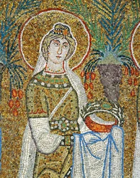 Procession de vierges : Sainte Justine portant une couronne - symbole du martyre, VIe siècle (mosaïque)