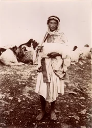Un berger portant un agneau, c.1894-1914