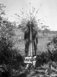Peuple amérindien et maison ronde tribale et tenue cérémonielle, Californie
