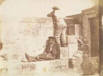Deux jeunes hommes se reposant sur un quai, fin des années 1840