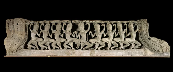 Arts khmers (Extrême-Orient). Registre inférieur du fronton : neuf apsaras dansantes. Bas-relief en grès, fin du XIIe - début du XIIIe siècle. Style du Bayon. Provenant du Cambodge, temple du Bayon. Paris, Musée Guimet - Musée national des arts asiatiques.