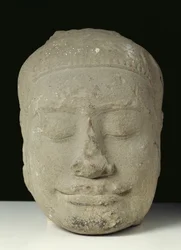 Tête de Bouddha aux yeux fermés, Angkor