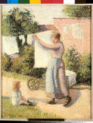 Femme étendant du linge