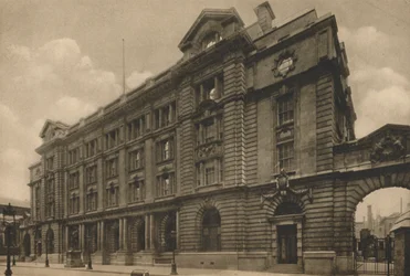 Façade principale du siège de la Poste Générale à King Edward Street, vers 1935