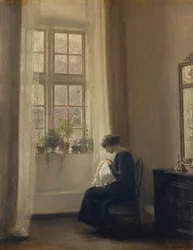 Une fille cousant dans un intérieur