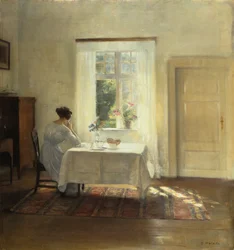 Une femme assise à une table près d