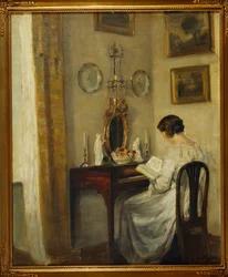 Intérieur avec une fille lisant à un bureau