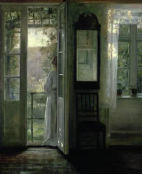 Jeune fille debout sur un balcon