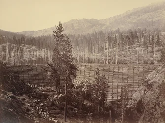 Barrage et lac, comté de Nevada, vue rapprochée