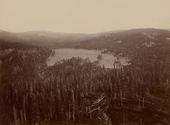 Barrage et lac, comté de Nevada, vue lointaine