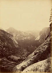 [Les dômes depuis le pied du haut Yosemite]