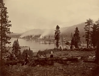 Vue de la baie de Gleenbrook [sic], lac Tahoe, montrant les scieries, le brise-lames et les bateaux à vapeur de la Carson and Tahoe Lumber and Flume Co. ainsi que le terminus du lac Tahoe, N.G.R.R.