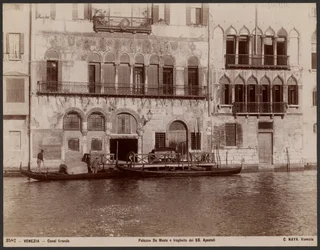 Le palais Da Mosto et le ferry SS Apostoli