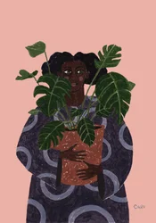 Femme tenant un monstera