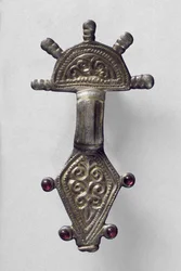 Broche à tête rayonnante, de Marchelepot, Somme, probablement carolingienne, c.7ème-10ème siècle