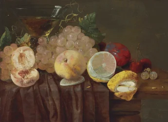 Raisins, pêches, citron, prunes, cerises et un romeur sur une table partiellement drapée
