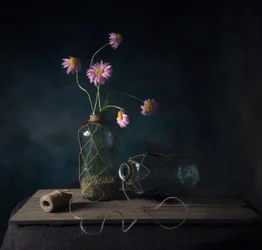 Nature morte rustique aux marguerites