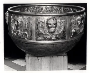 Réplique grandeur nature du chaudron de Gundestrup, original réalisé au Ier siècle av. J.-C.