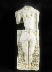 Femme à trois seins. Statuette réalisée par le potier celte Rextuguenos, avec signature et rouelles, pour un laraire, lieu de prière dans une villa romaine.