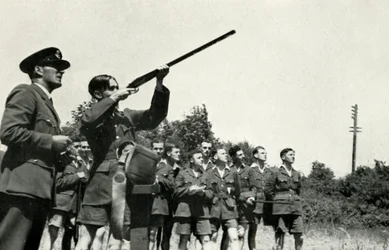 Personnel de la RAF apprenant à tirer pendant la Seconde Guerre mondiale, 1941