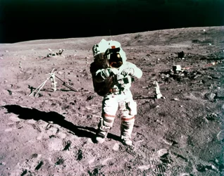 Astronaute John Young sur la surface lunaire, mission Apollo 16, 21 avril 1972