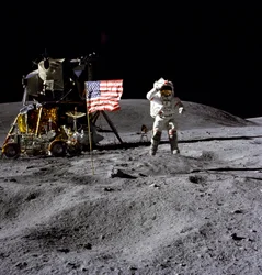 John Young sur la surface lunaire, 1972