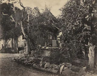 Scène rurale avec bâtiment en pierre et croix