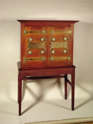 Cabinet Chaucer de Kelmscott, conçu par C.F.A. Voysey et fabriqué par F. Coote, 1899