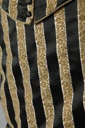 Robe de soirée, c.1884 (détail du tissu). Satin de soie et velours coupé, dentelle, glands et franges en fil de soie. Charles Frederick Worth, France.