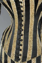 Robe de soirée, vers 1884 (vue partielle de la fermeture à boutons). Satin de soie et velours coupé, dentelle, glands et franges en fil de soie. Charles Frederick Worth, France.