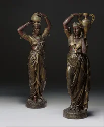 Deux torchères en bronze en forme de femmes indiennes portant des vases, 1862-1865