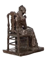 Vieille femme raccommodant son linge (bronze)