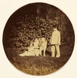 [Trois petits enfants et un chien dans un jardin]