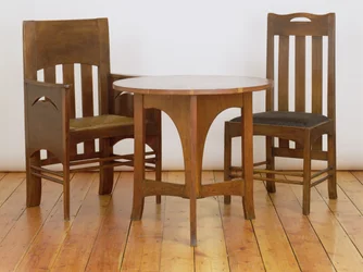Un fauteuil, fabriqué pour la salle à manger, et une chaise de salle à manger, 1897, de Miss Cranstons Argyle Street Tea Rooms, Glasgow, et une table occasionnelle fabriquée pour la salle de billard à Miss Cranstons Buchanan Street