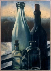 Bouteilles devant un paysage hivernal