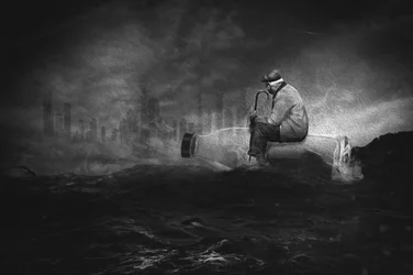 Un homme à la dérive dans le brouillard urbain