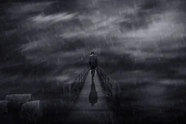 Un homme sur un pont balayé par la tempête