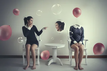 Femme sans tête surréaliste