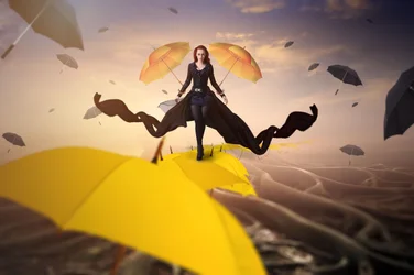 Un voyage surréaliste avec un parapluie