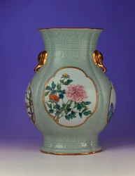 Un vase céladon famille rose fin et très rare avec un émail doré de prunus et de roses, un des quatre émaux représentant les "Fleurs des Quatre Saisons", 1735-1795