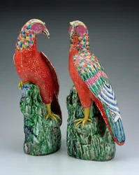 Paire de faucons en porcelaine chinoise peints en émaux famille rose