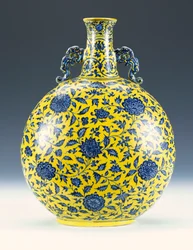 Un flacon lunaire émaillé bleu sous glaçure et jaune avec un motif de pivoine et de lotus, vers 1723-1735