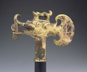 Tête de hache en forme de poisson-dragon, dynastie Tang (argent doré)