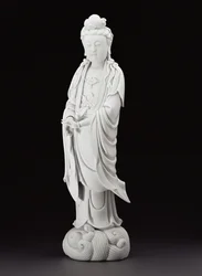 Figure de Guanyin en Blanc de Chine, vers 1800 (porcelaine)