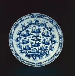 Plat bleu et blanc peint avec des îles rocheuses et des pavillons, Wanli ou Tianqi, 1600-25 (porcelaine)