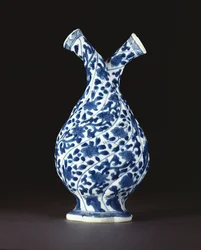 Double bouteille bleue et blanche en forme de verre européen, période Kangxi (1662-1722)