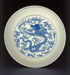 Plat en porcelaine bleu et blanc peint avec un dragon, marque et période Qianlong, 1736-1795